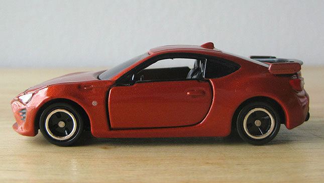 Refreshed Toyota 86 Tomica scale model