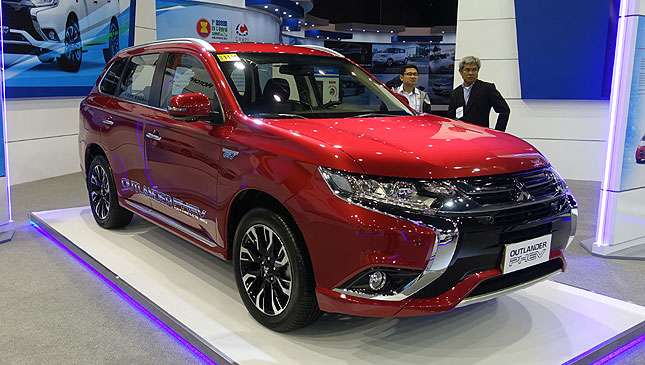 Mitsubishi PH turns over electric vehicles to DENR