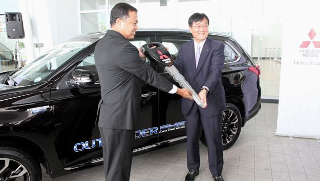 Mitsubishi PH turns over electric vehicles to DENR