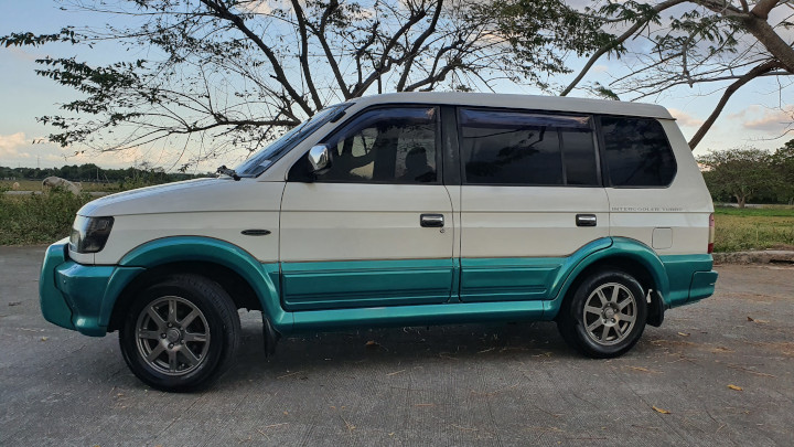 larawan ng isang 1997 mitsubishi adventure mula sa gilid