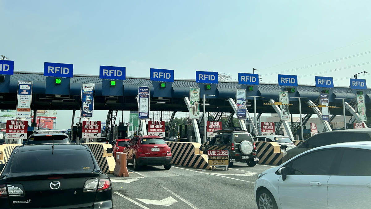 photo of the nlex toll plaza