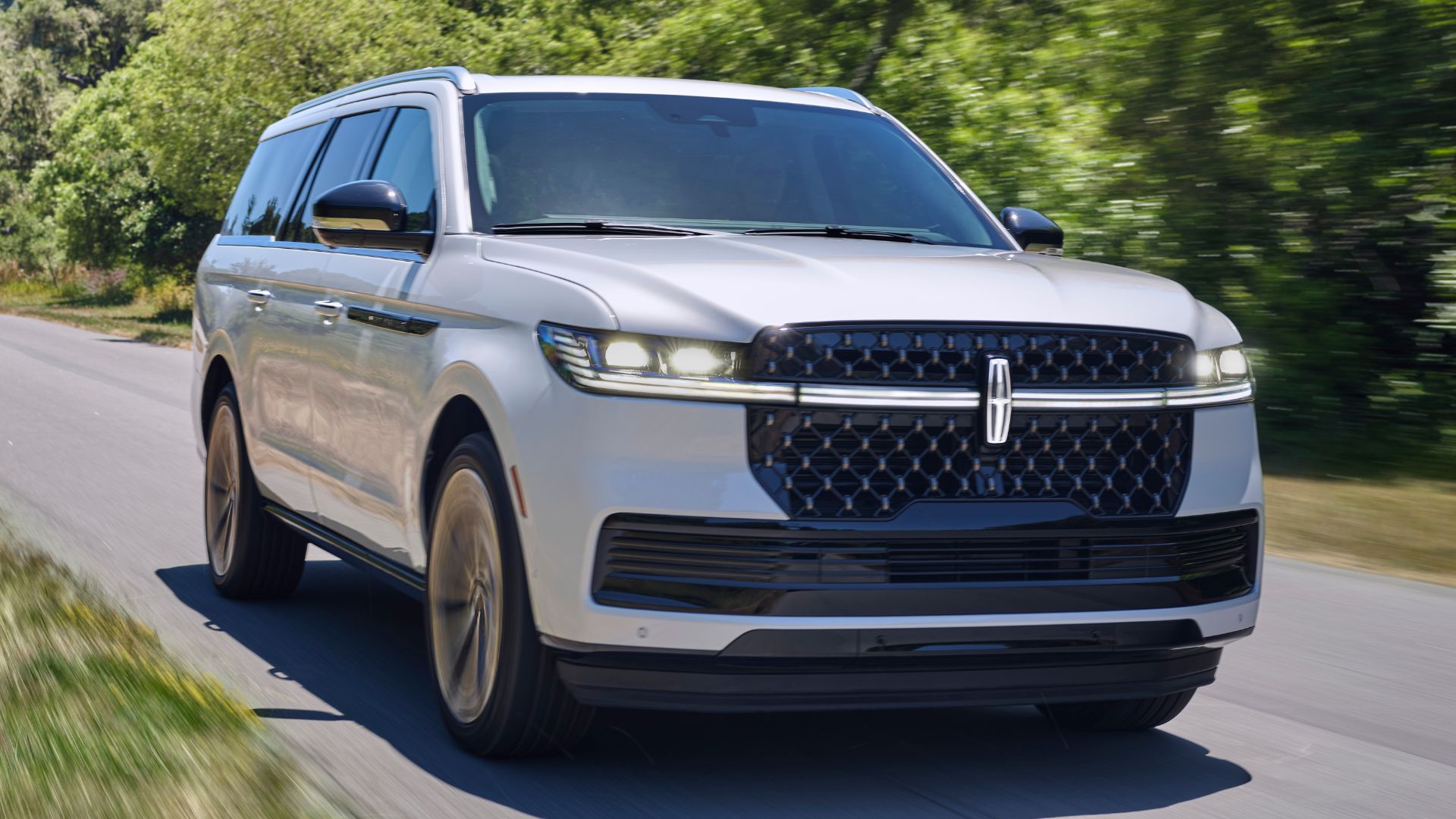 2025 Lincoln Navigator L front view