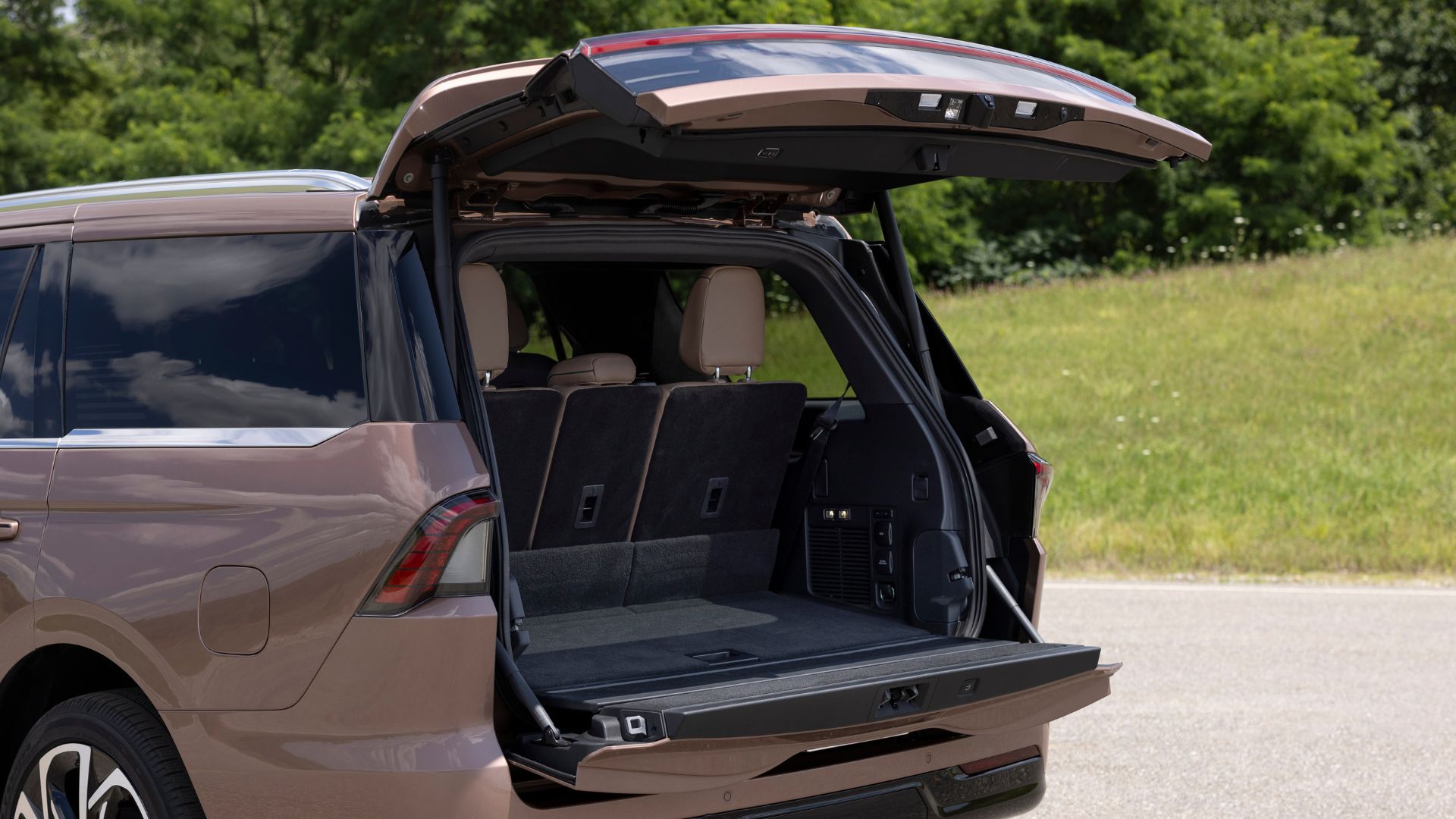 2025 Lincoln Navigator split tailgate