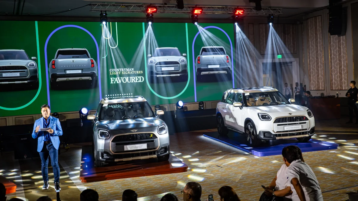 Larawan sa harap ng electric Mini Countryman SE All4 at ang Mini Countryman S All4