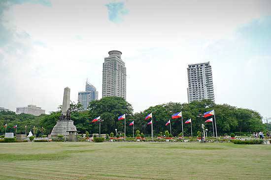 TopGear.com.ph - 2010 Isuzu Alterra with I-Nav System historical road trip - Luneta