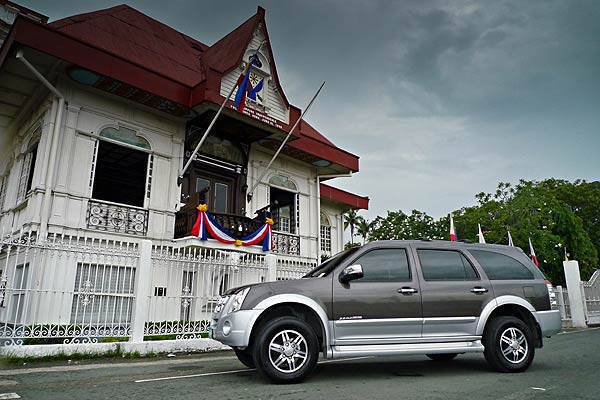 TopGear.com.ph - 2010 Isuzu Alterra with I-Nav System historical road trip - Aguinaldo Shrine