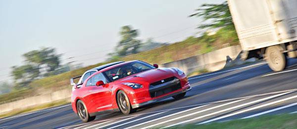 TopGear.com.ph Philippine Car News - Solons file bill banning slow-moving vehicles from fast lane