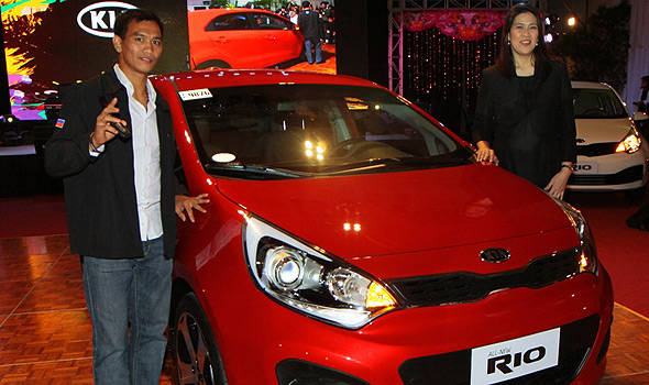 Azkal booter gets the first key of newly-launched, all-new Kia Rio TopGear.com.ph Philipine Car News - Azkal booter gets the first key of newly-launched, all-new Kia Rio