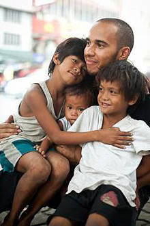 TopGear.com.ph Philippine Car News - Lewis Hamilton meets Manila’s street children for UNICEF