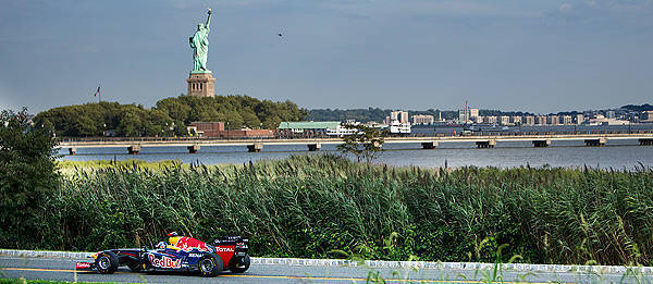 TopGear.com.ph Philippine Car News - Red Bull takes the RB7 Formula 1 car through New York, planned GP street circuit