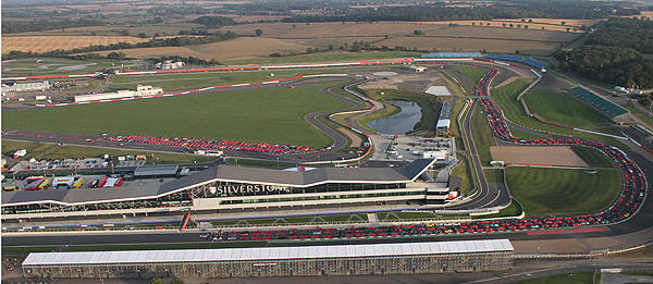 TopGear.com.ph Philippine Car News - 964 Ferraris take part in record-breaking parade