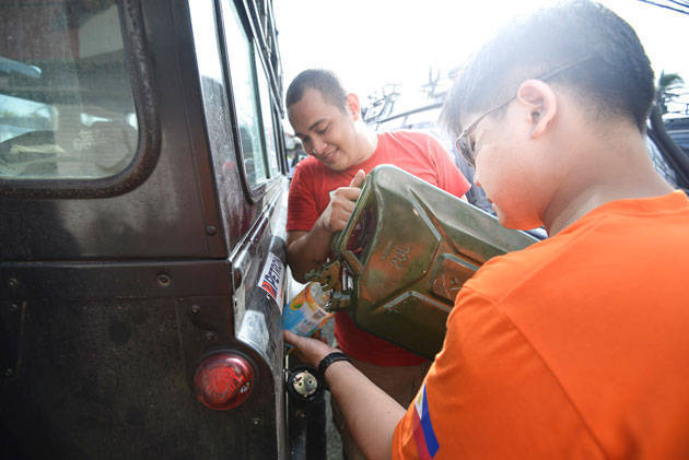 Land Rover Club of the Philippines visits Tacloban after Yolanda
