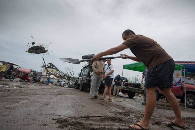 Land Rover Club of the Philippines visits Tacloban after Yolanda