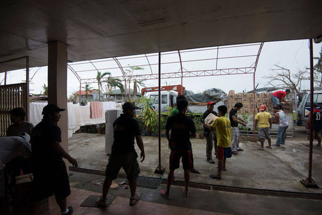 Land Rover Club of the Philippines visits Tacloban after Yolanda