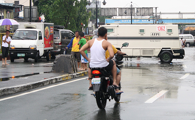 Ban against pillion motorcycle riders could become nationwide TopGear.com.ph Philippine Car News - Ban against pillion motorcycle riders could become nationwide