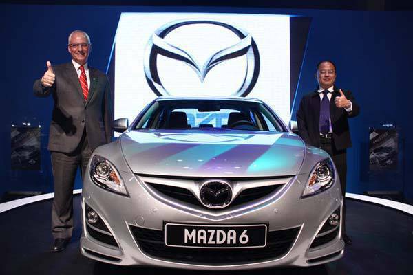 TopGear.com.ph Philippines Car News - Ford Group Philippines outgoing president Rick Baker (left) with Ford marketing and sales vice president Steven Tan with the new Mazda 6.