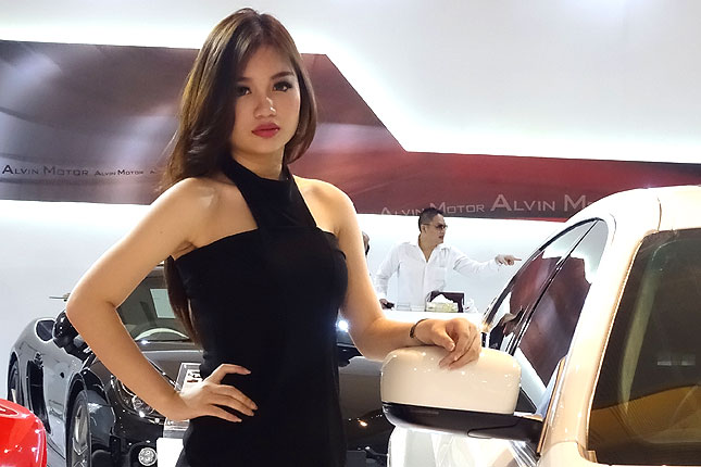 Indonesia International Motor Show booth girls