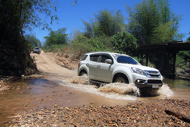 Isuzu MU-X in Palawan