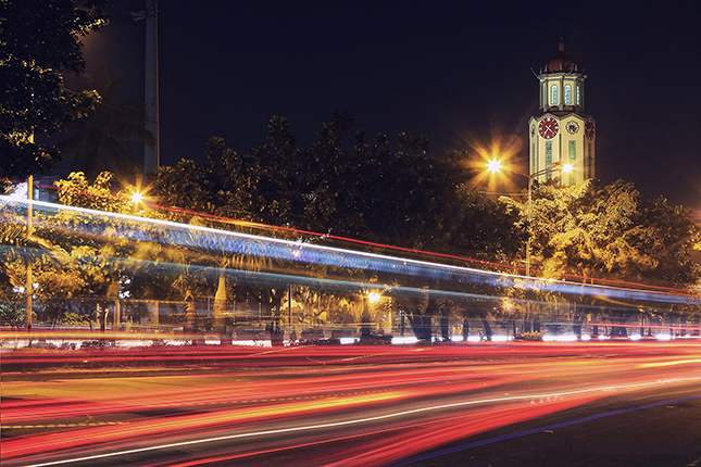 Long-exposure photos of Metro Manila traffic
